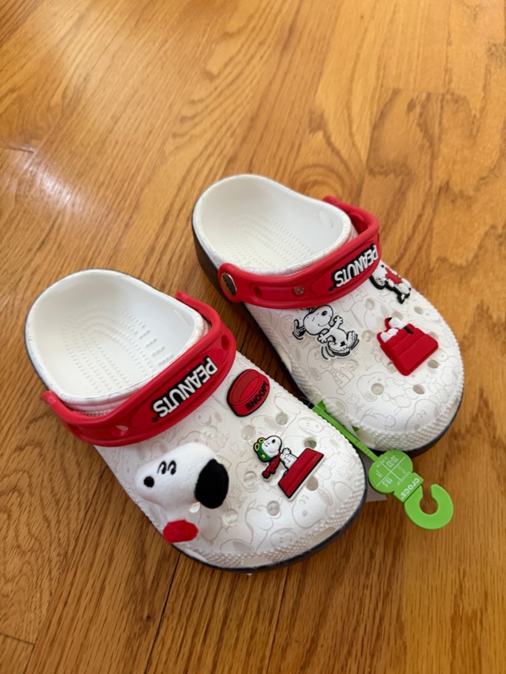 Crocs Peanuts Kids White & Red Snoopy Clog Shoes size 1 euro 32/33